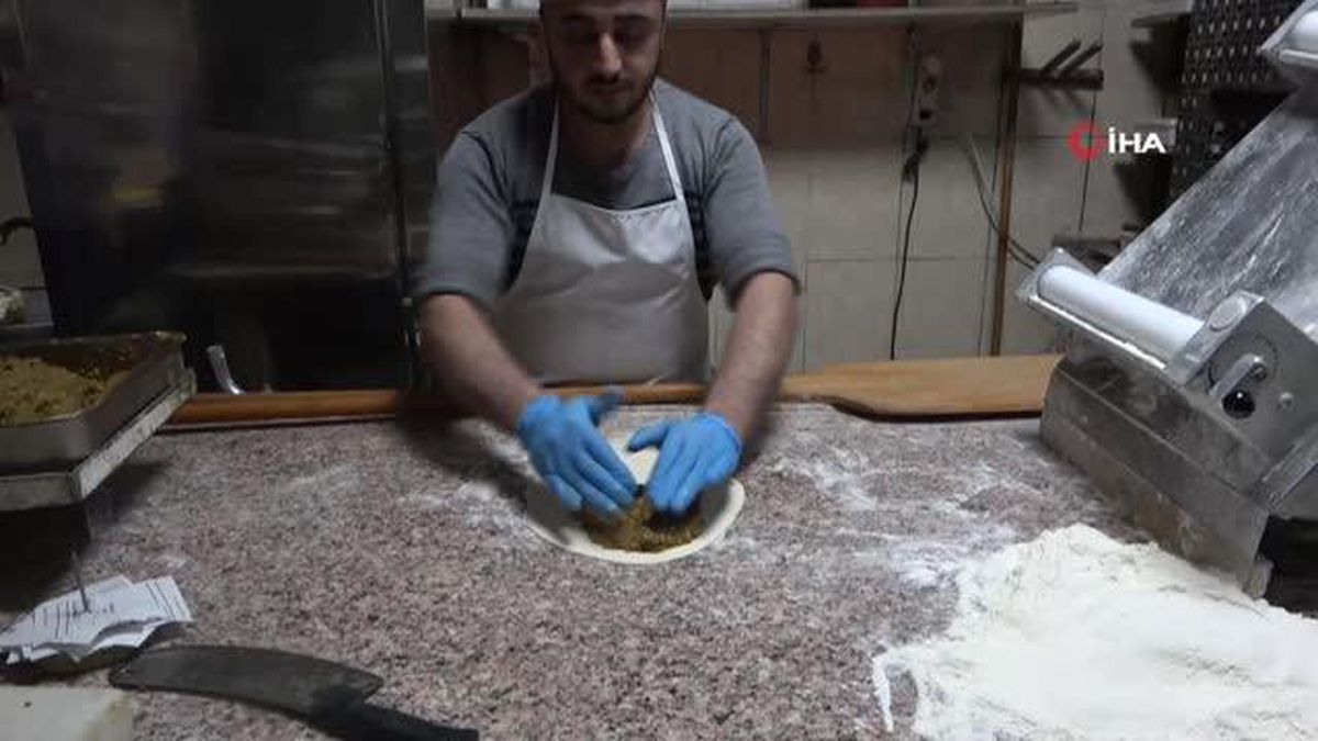 Lahmacun ve pide ustalarının 300 derecelik sıcaklıkta ramazan mesaisi