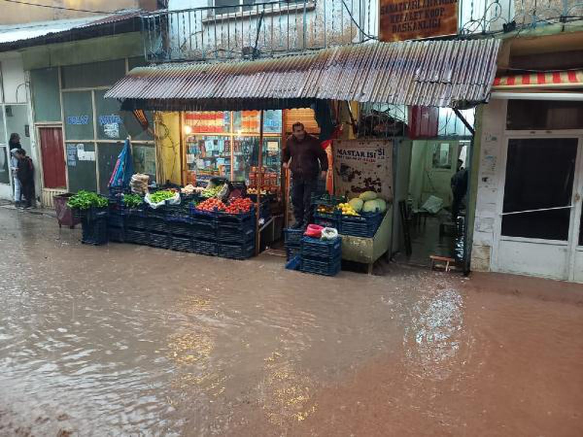 Maden\'de sağanak; iş yerlerini su bastı