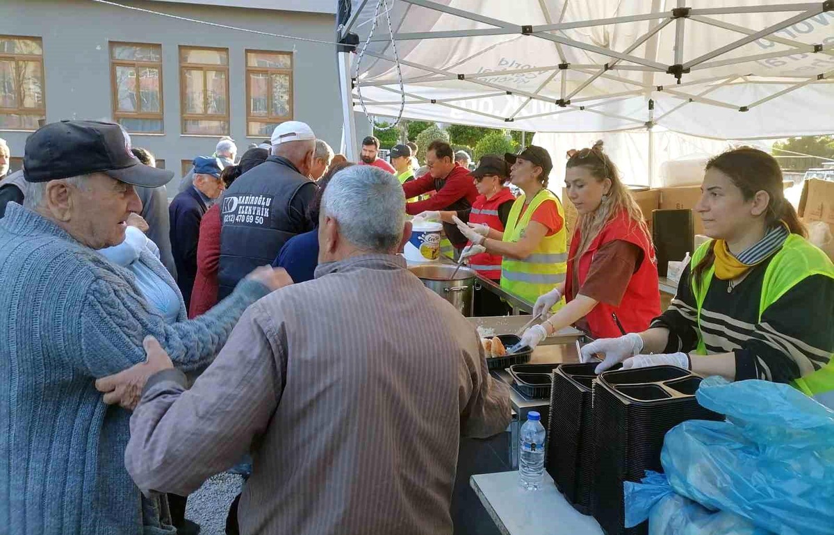 Menteşe Belediyesi deprem bölgesinde yaraları sarıyor