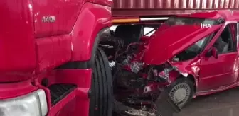 Otomobil, kavşakta dönüş yapan tıra ok gibi saplandı: 3 yaralı