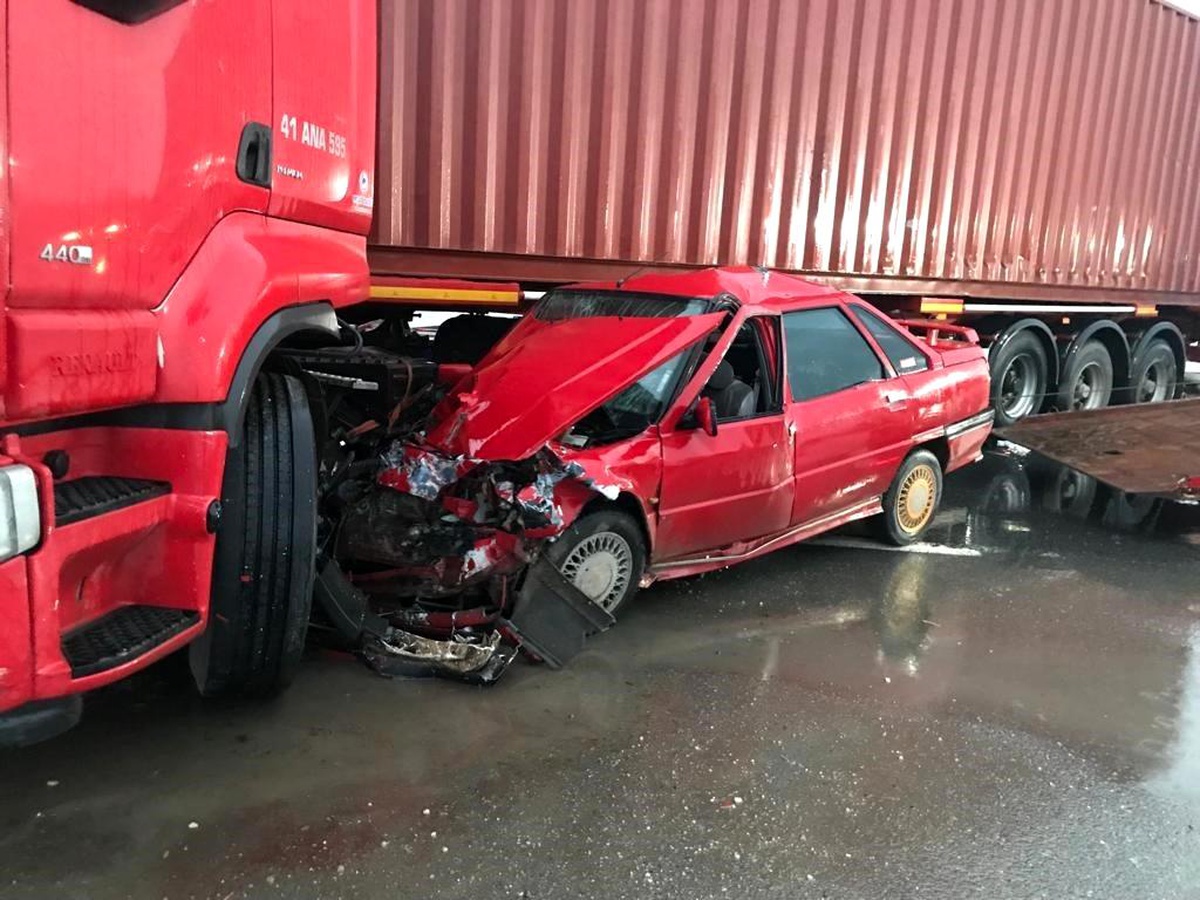 Otomobil, kavşakta dönüş yapan tıra ok gibi saplandı: 3 yaralı