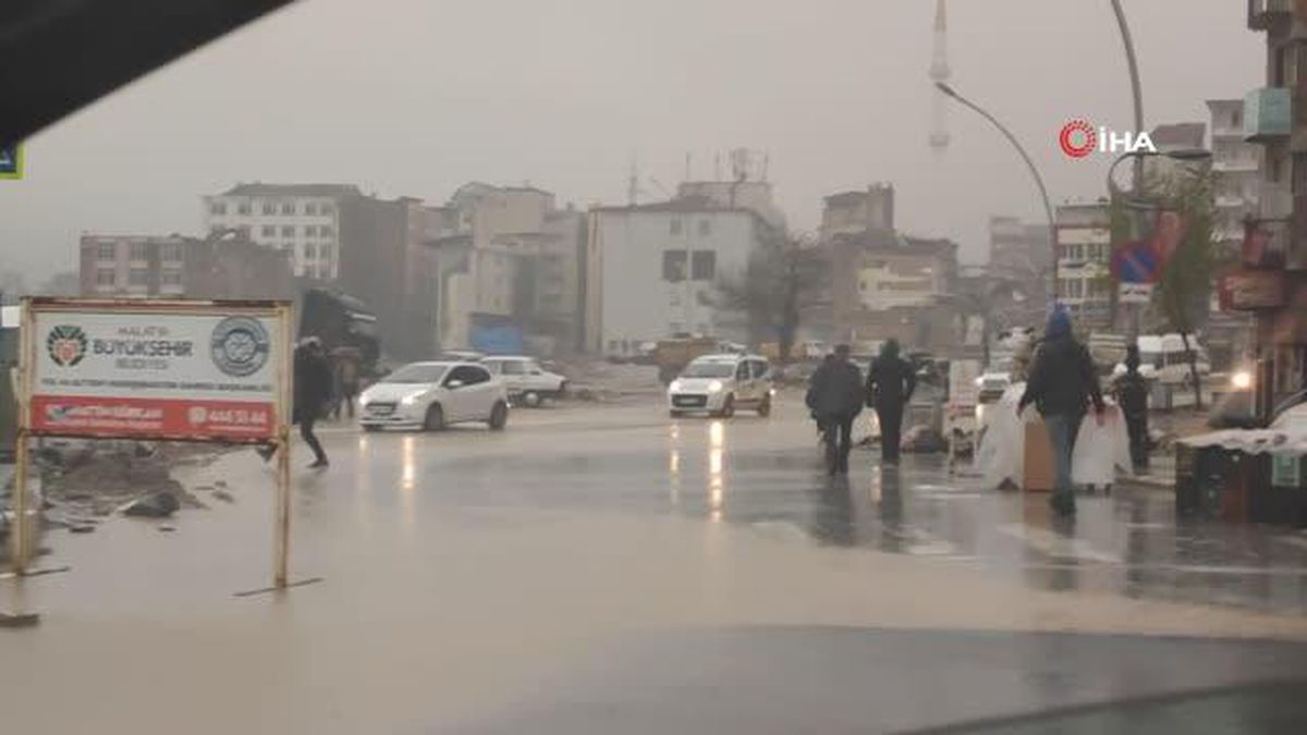 Sağanak yağış Malatya'da sokakları göle çevirdi