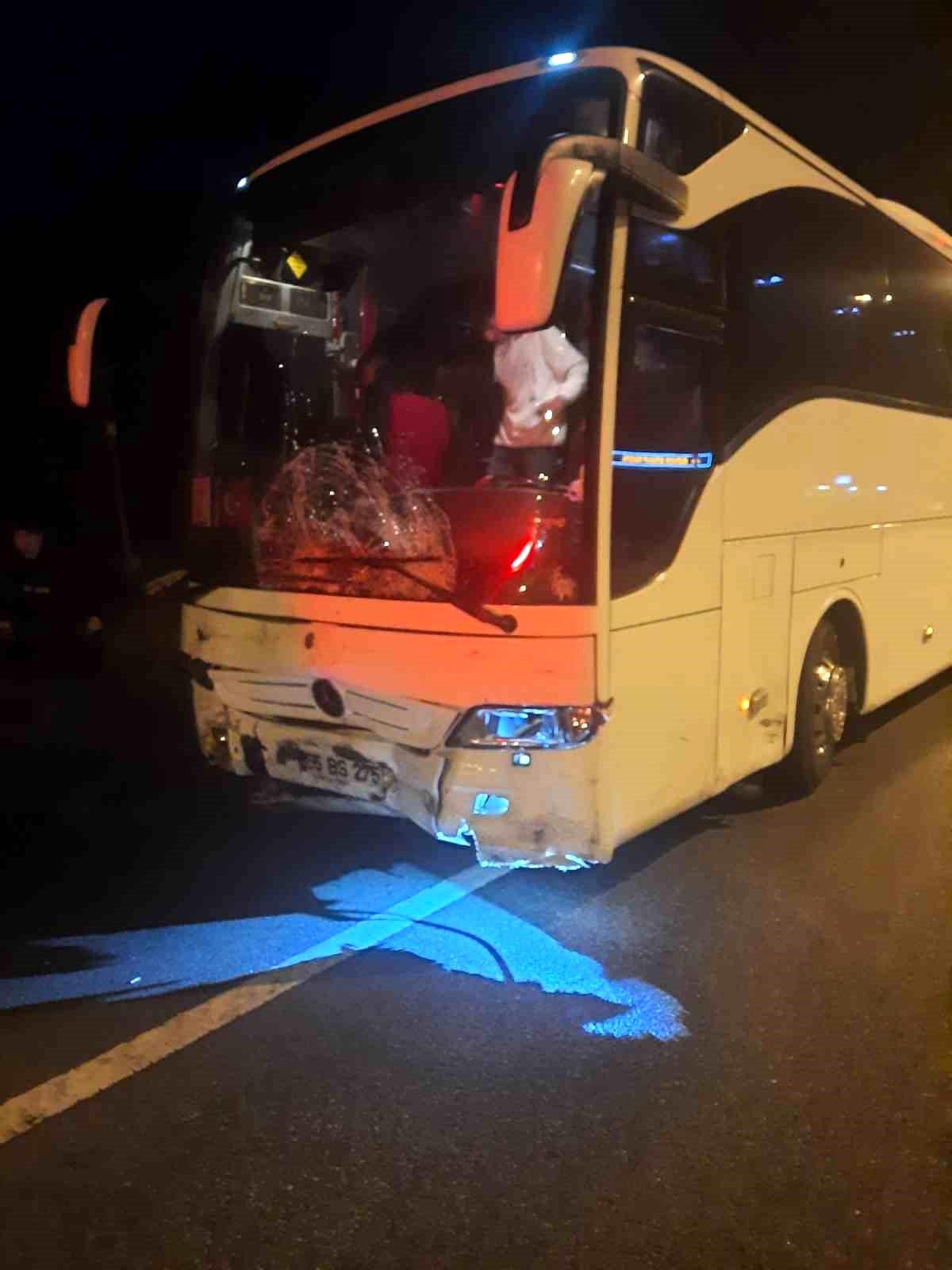 Samsun\'da tur otobüsüyle otomobil çarpıştı: 1 ölü