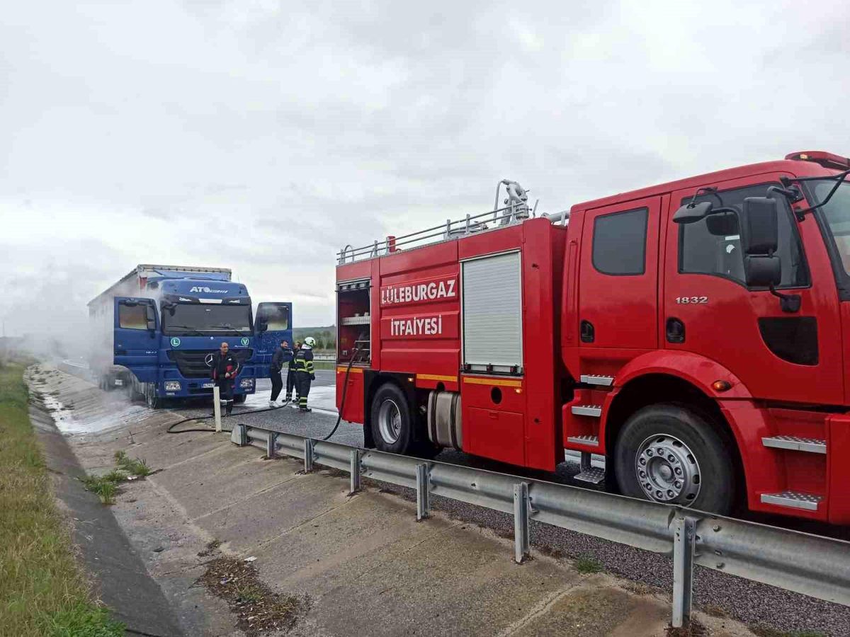 Seyir halindeki kumaş yüklü tır alev aldı