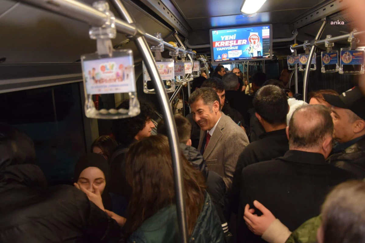 Sinan Oğan ve Ümit Özdağ, Metrobüste Seçim Broşürü Dağıttı