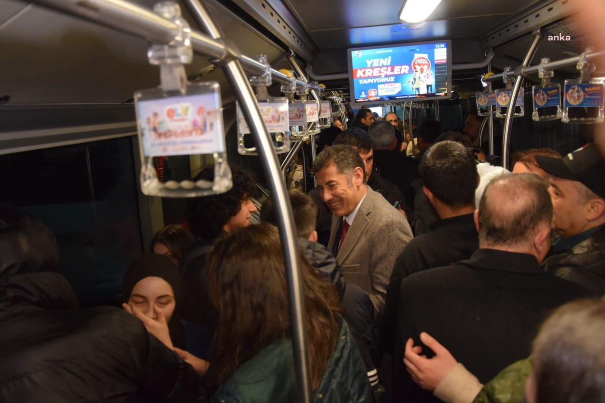 Sinan Oğan ve Ümit Özdağ, Metrobüste Seçim Broşürü Dağıttı