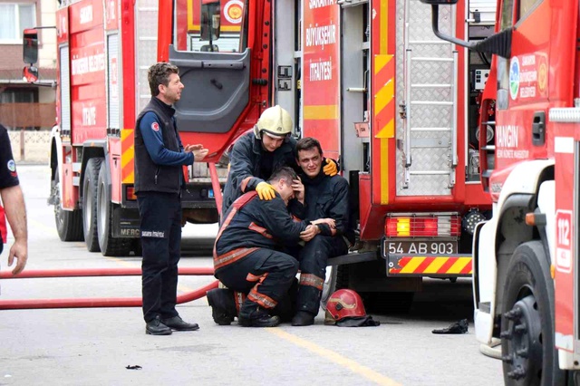 Yangında hayatını kaybeden itfaiye erinin düştüğü anlar ortaya çıktı