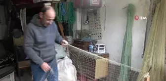 Yıpranan balık ağlarını tamir ederek şifa buluyor