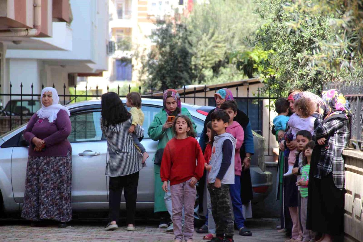 3 katlı binada başlayan yangından çatıya kaçarak kurtuldular