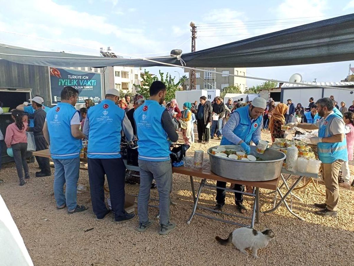 Afyonkarahisar İl Müftülüğü Kırıkhan\'da iftar sofrası kurdu