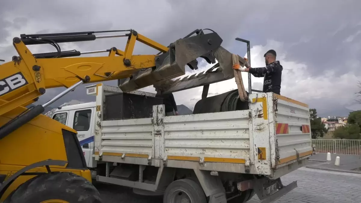 Antalya Büyükşehir, Konyaaltı Sahilinin Yürüyüş Yollarını Yeniliyor