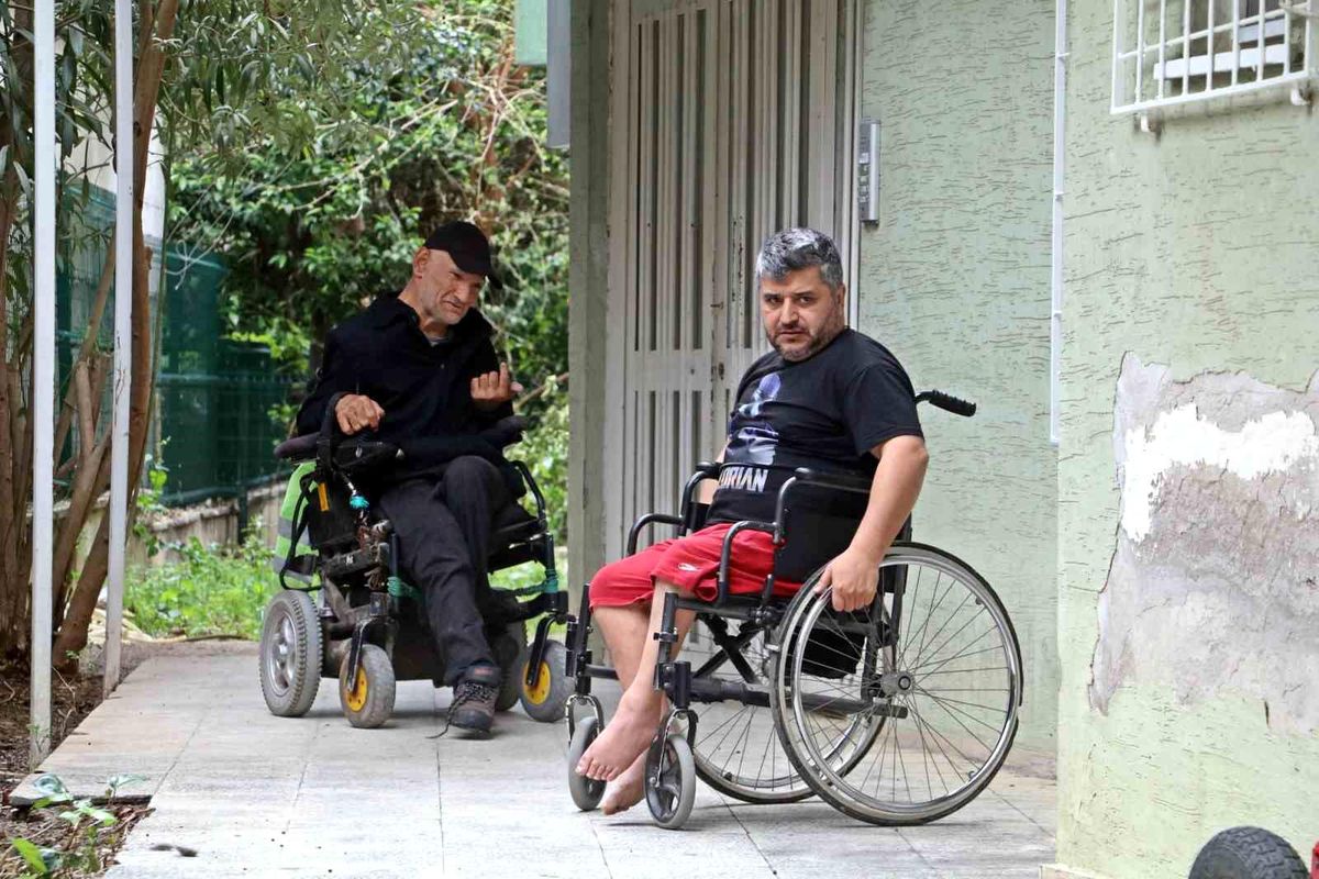 Antalya\'da 10 yıllık engelli arkadaşların ekmek teknesini çaldılar