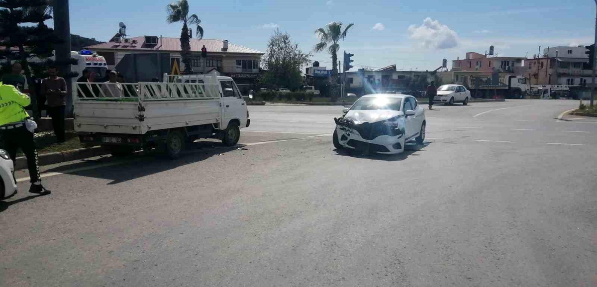 Antalya\'da otomobil ile kamyonet çarpıştı: 1 yaralı