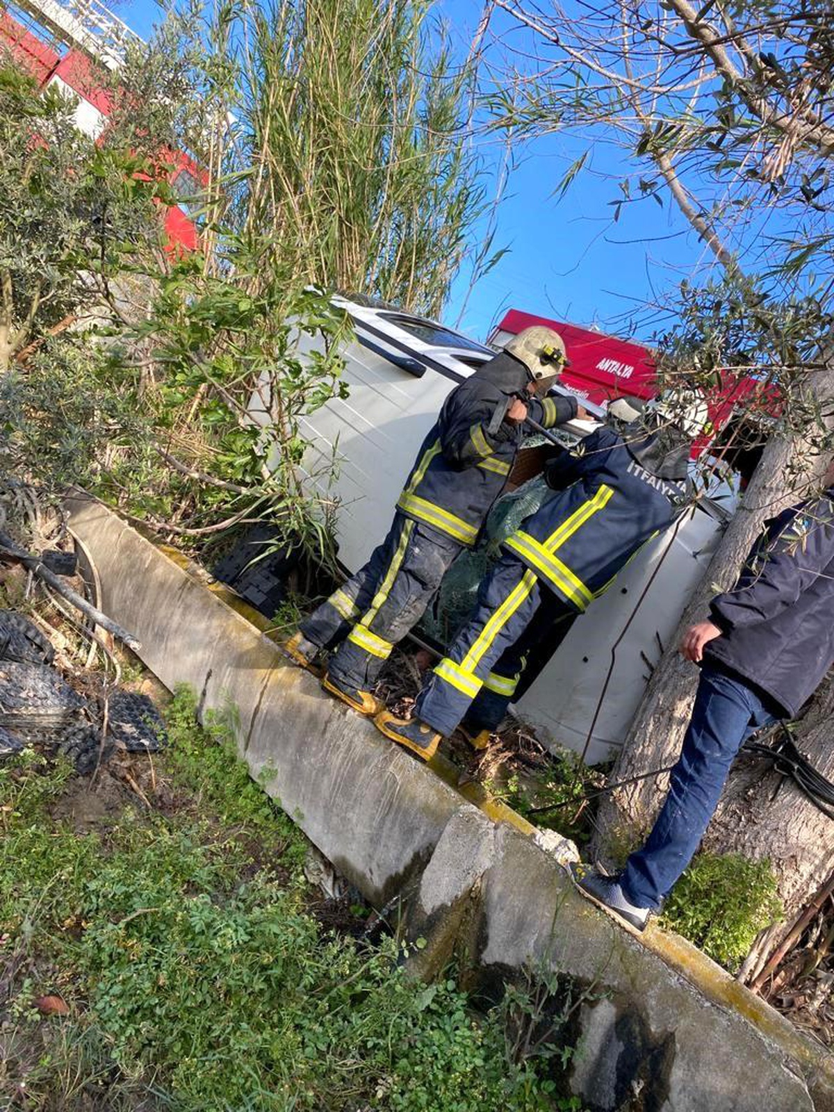 Antalya\'da yoldan çıkan otomobil şarampole yuvarlandı: 1 yaralı
