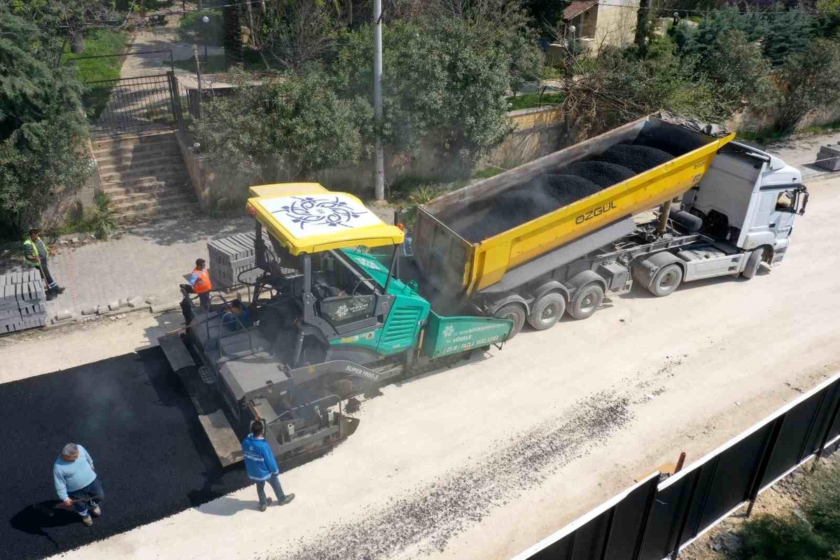 Aydın Büyükşehir Belediyesi Kuşadası\'nda yol yapım çalışmalarına devam ediyor