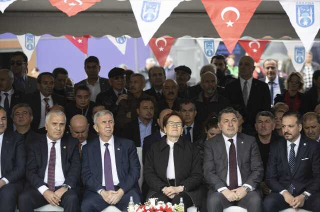 Aynı şehirde aynı dakikalarda birbirlerini hedef aldılar! Akşener ve Cumhurbaşkanı Erdoğan'dan çok sert ifadeler Aynı şehirde aynı dakikalarda birbirlerini hedef aldılar! Akşener ve Cumhurbaşkanı Erdoğan'dan çok sert ifadeler