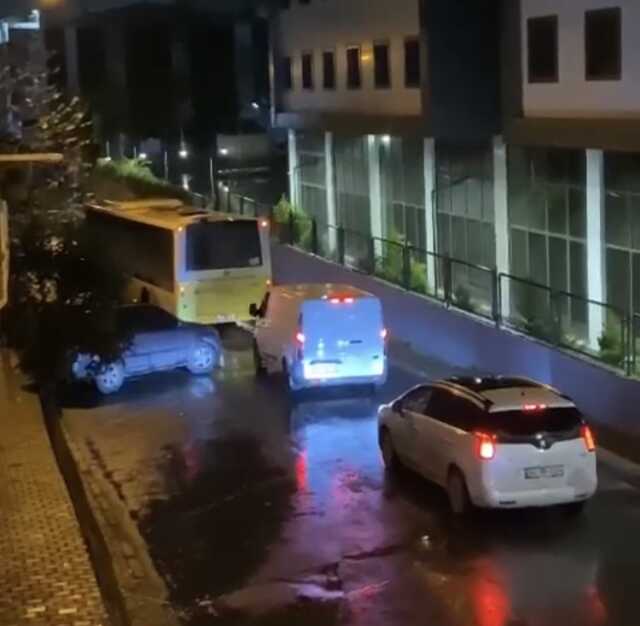 Bağcılar'da bir kadın yol ortasında yürüyerek trafiği felç etti Bağcılar'da bir kadın yol ortasında yürüyerek trafiği felç etti