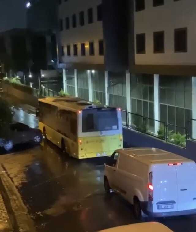 Bağcılar'da bir kadın yol ortasında yürüyerek trafiği felç etti Bağcılar'da bir kadın yol ortasında yürüyerek trafiği felç etti