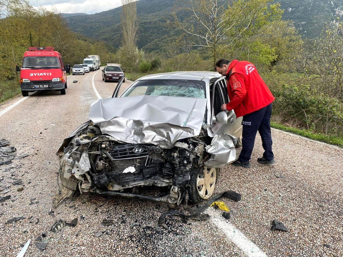 Balıkesir\'de otomobiller kafa kafaya çarpıştı: 1 ölü, 1 yaralı