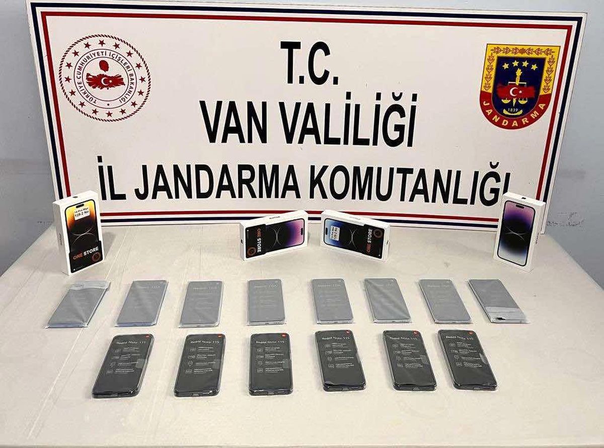 Başkale\'de 18 adet cep telefonu ele geçirildi