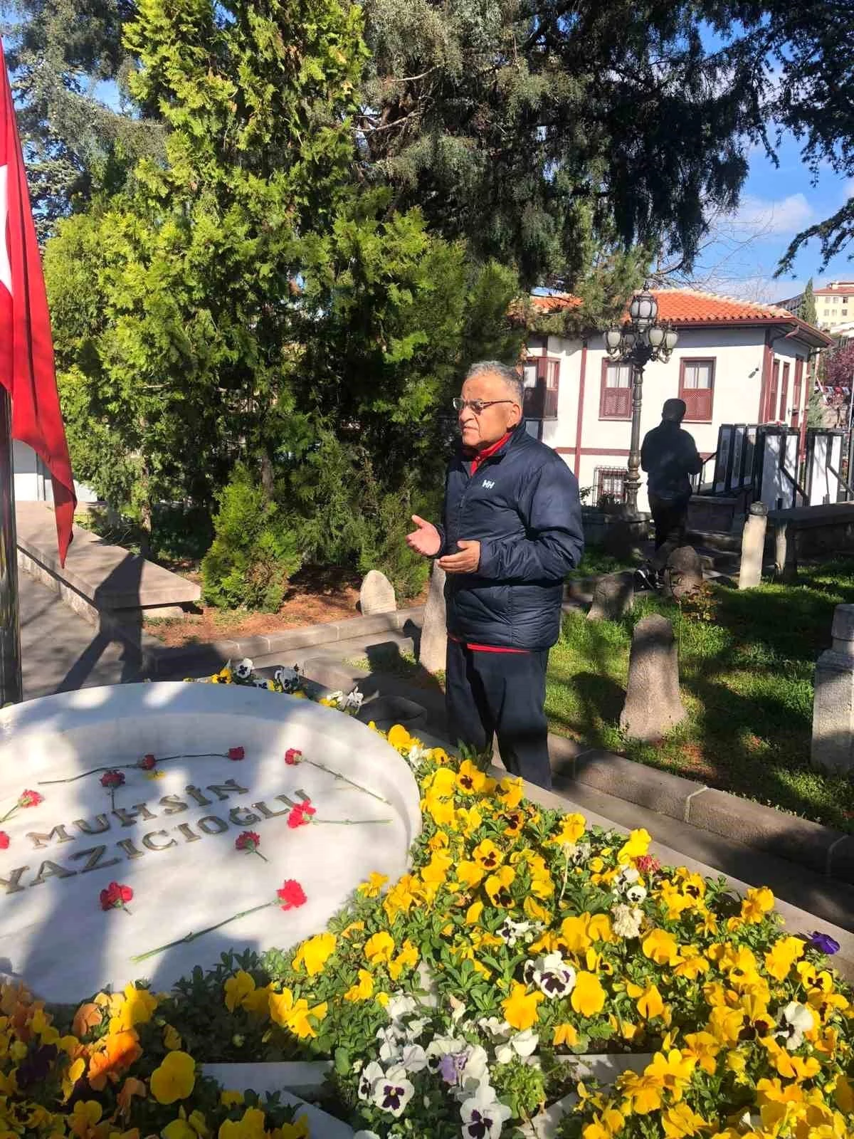Başkan Büyükkılıç, Muhsin Yazıcıoğlu ve Nuri Pakdil\'in mezarlarını ziyaret etti