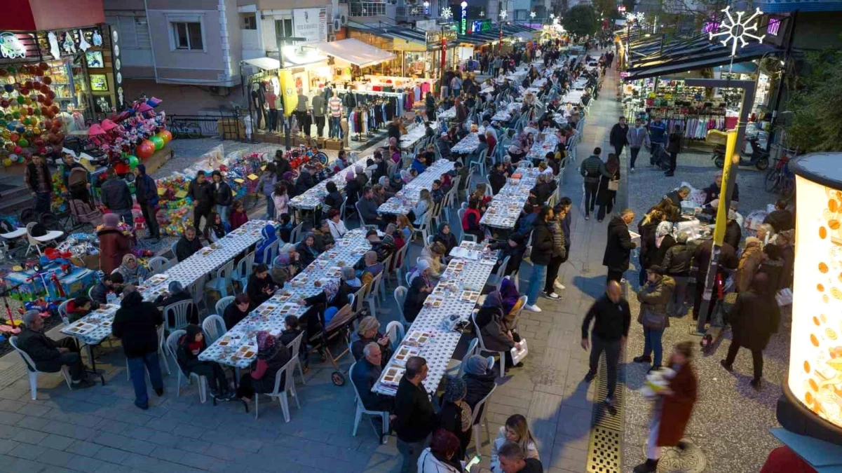 Buca\'da kentin kalbinde iftar sofraları kuruldu