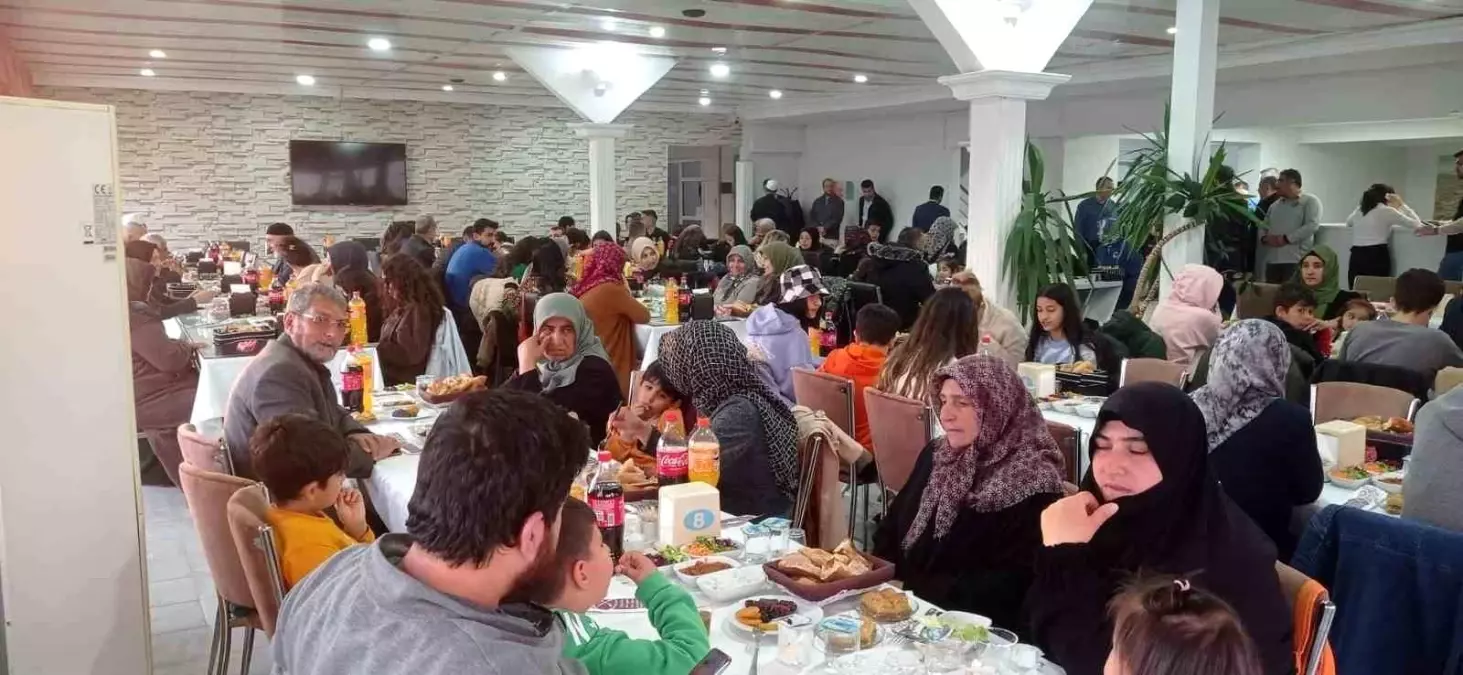 Depremzede ailelere iftar yemeği verildi