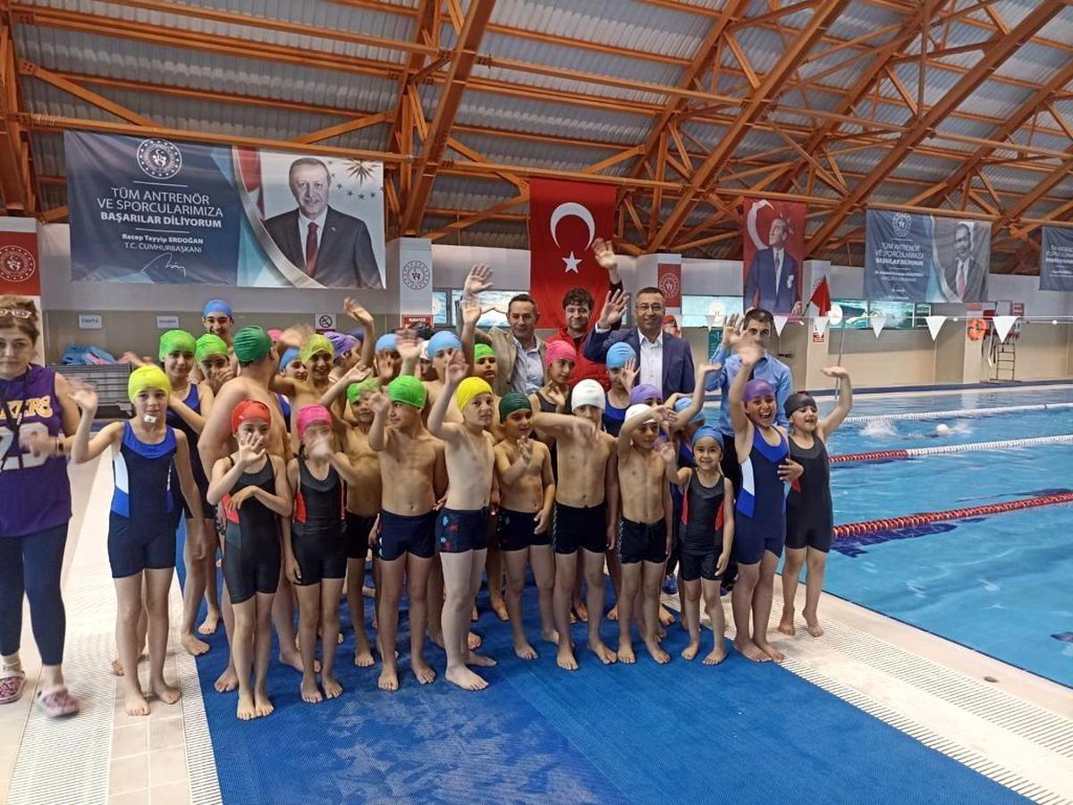 Depremzede çocuklara yüzme eğitimi