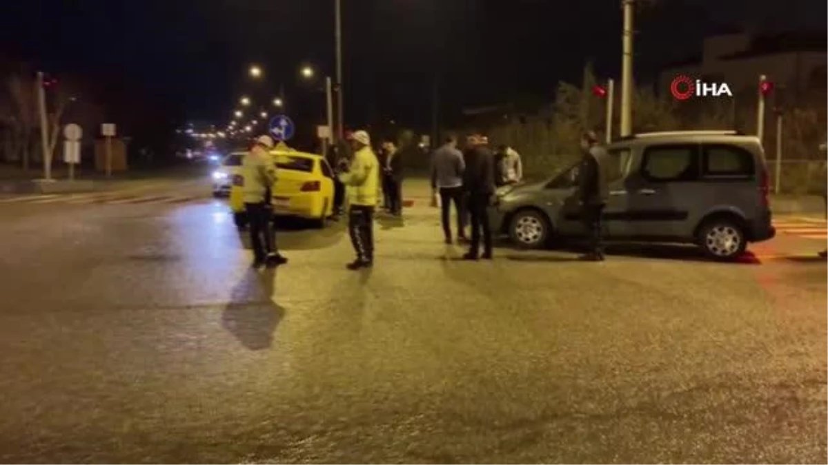 Erzurum\'da iki otomobil kafa kafaya çarpıştı