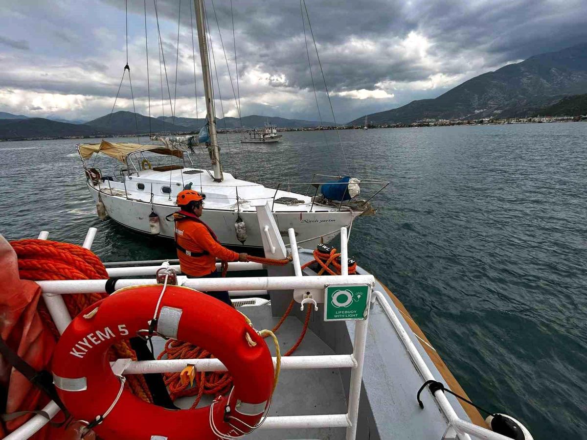 Fethiye açıklarında sürüklenen tekne kurtarıldı