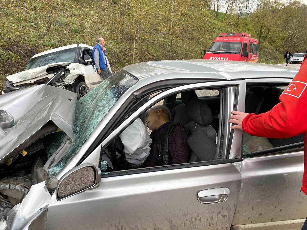 Gönen\'de trafik kazasında 1 kişi yaralandı, 1 kişi öldü