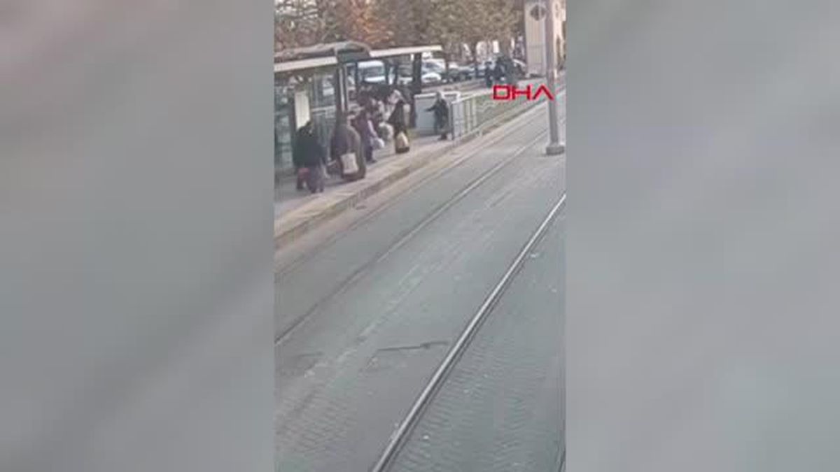 Güvenlik görevlisi kadını tramvayın altından kurtardı
