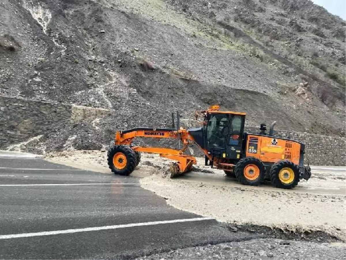 Hakkari-Van karayolu toprak kayması nedeniyle ulaşıma kapandı