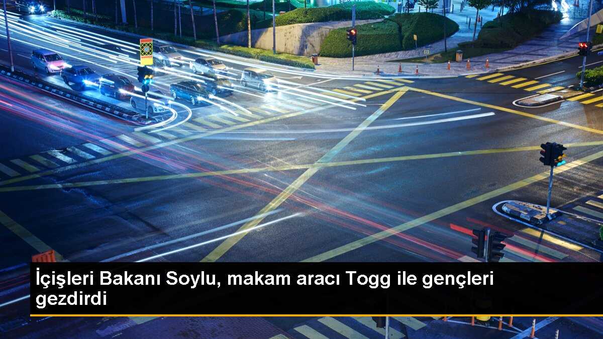 İçişleri Bakanı Soylu, makam aracı Togg ile gençleri gezdirdi