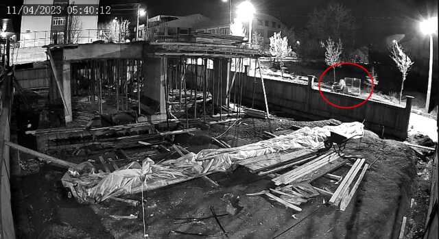 İnşaatta hırsızlık yapan 2 kişi kameraya böyle yakalandı! Önce dans etti, sonra demirleri çaldı