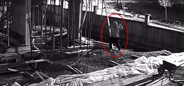 İnşaatta hırsızlık yapan 2 kişi kameraya böyle yakalandı! Önce dans etti, sonra demirleri çaldı