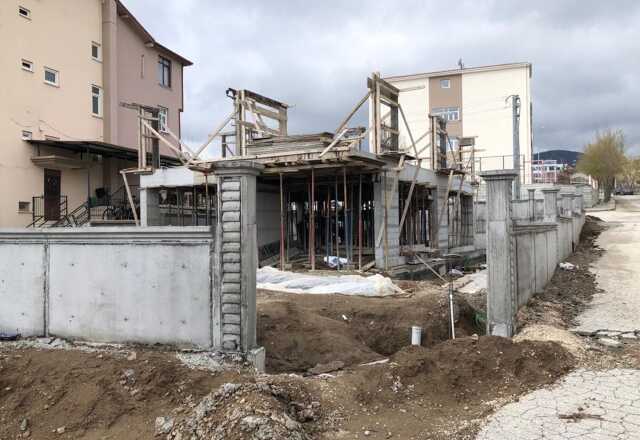 İnşaatta hırsızlık yapan 2 kişi kameraya böyle yakalandı! Önce dans etti, sonra demirleri çaldı
