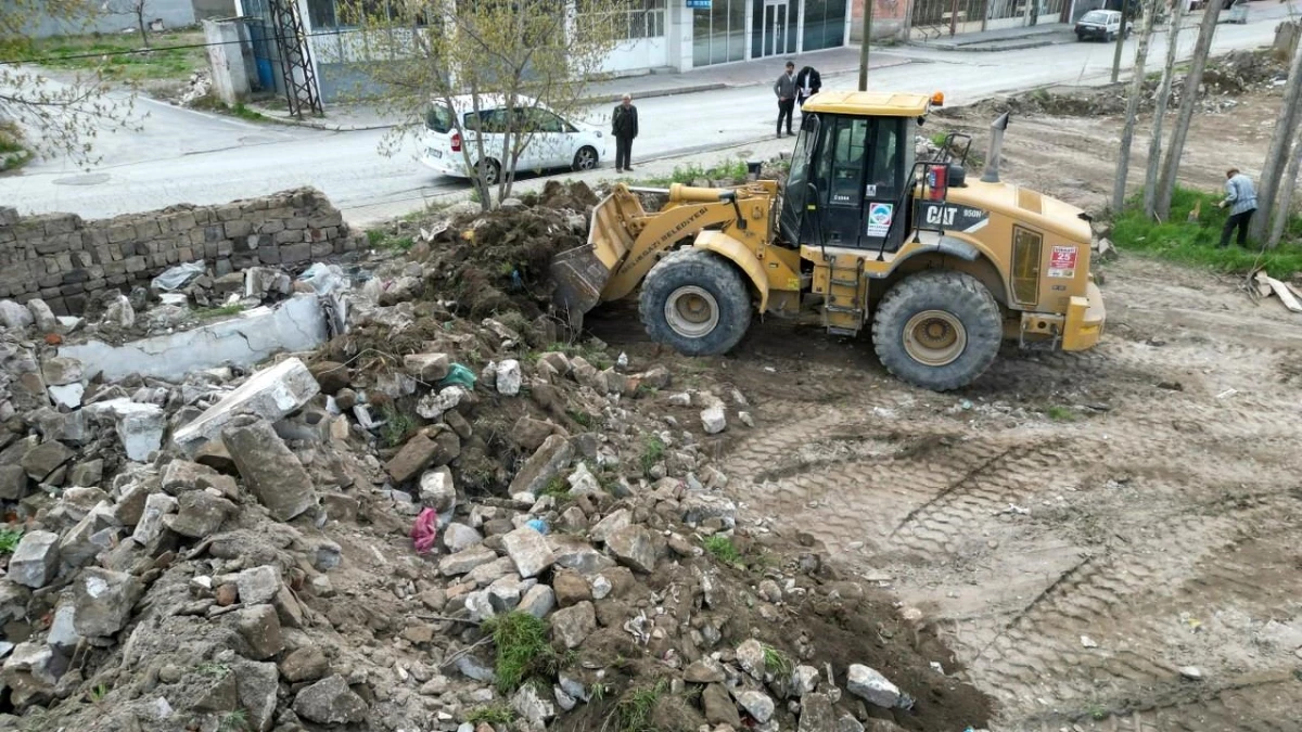 Kentsel dönüşümle yıkılan gecekonduların hafriyatı temizleniyor