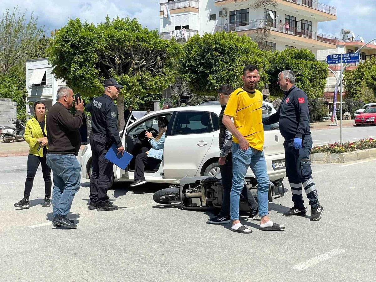 Kontrolsüz kavşakta kaza: Motosiklet sürücüsü yaralandı