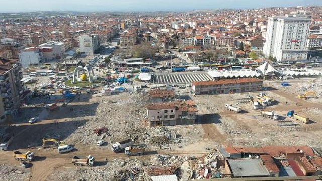 Malatya'da enkaz kaldırılınca yeni meydanlar oluştu Malatya'da enkaz kaldırılınca yeni meydanlar oluştu