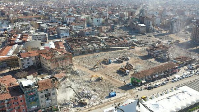 Malatya'da enkaz kaldırılınca yeni meydanlar oluştu Malatya'da enkaz kaldırılınca yeni meydanlar oluştu