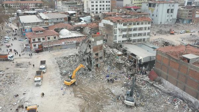 Malatya'da enkaz kaldırılınca yeni meydanlar oluştu Malatya'da enkaz kaldırılınca yeni meydanlar oluştu