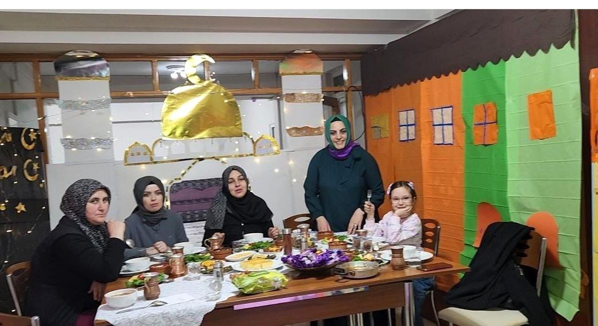 Minikler tekne oruçlarını açmak için iftarda buluştu