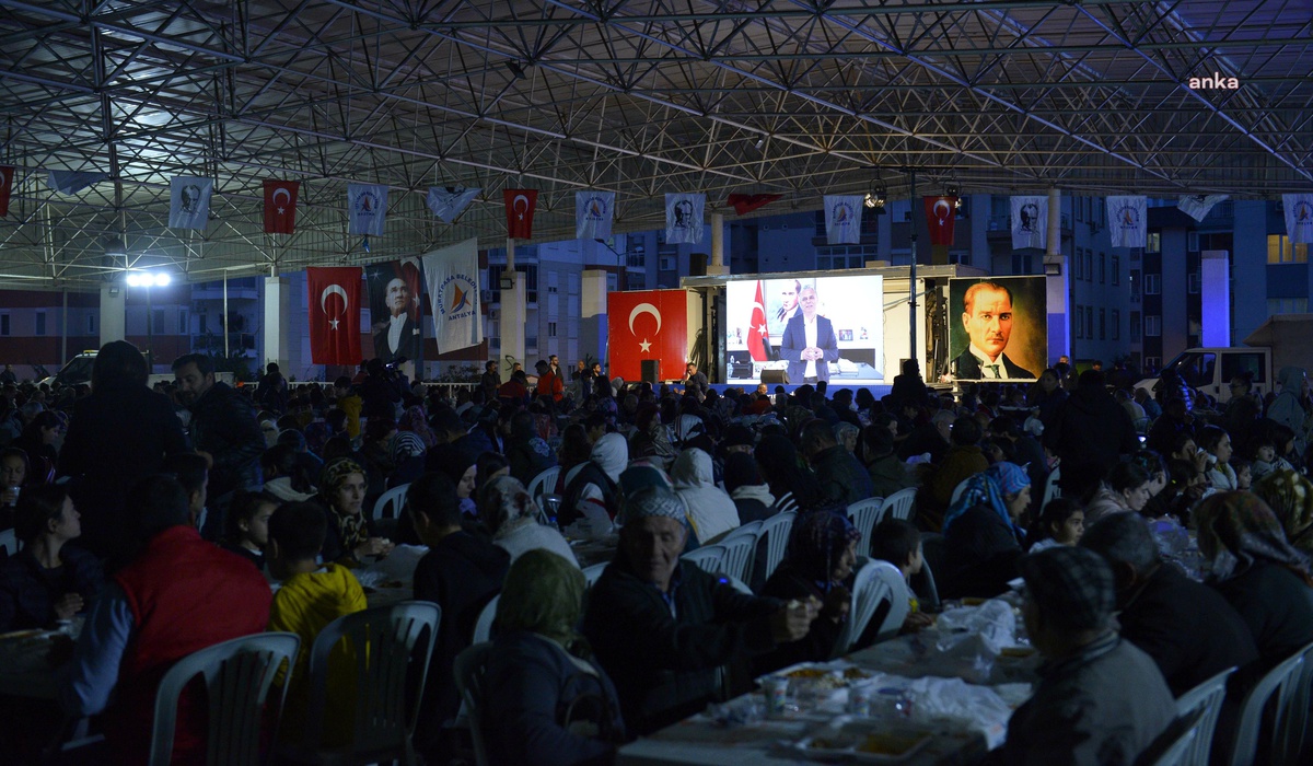 Muratpaşa Belediyesi\'nden Kızıltoprak\'ta 2 Bin 500 Kişilik İftar