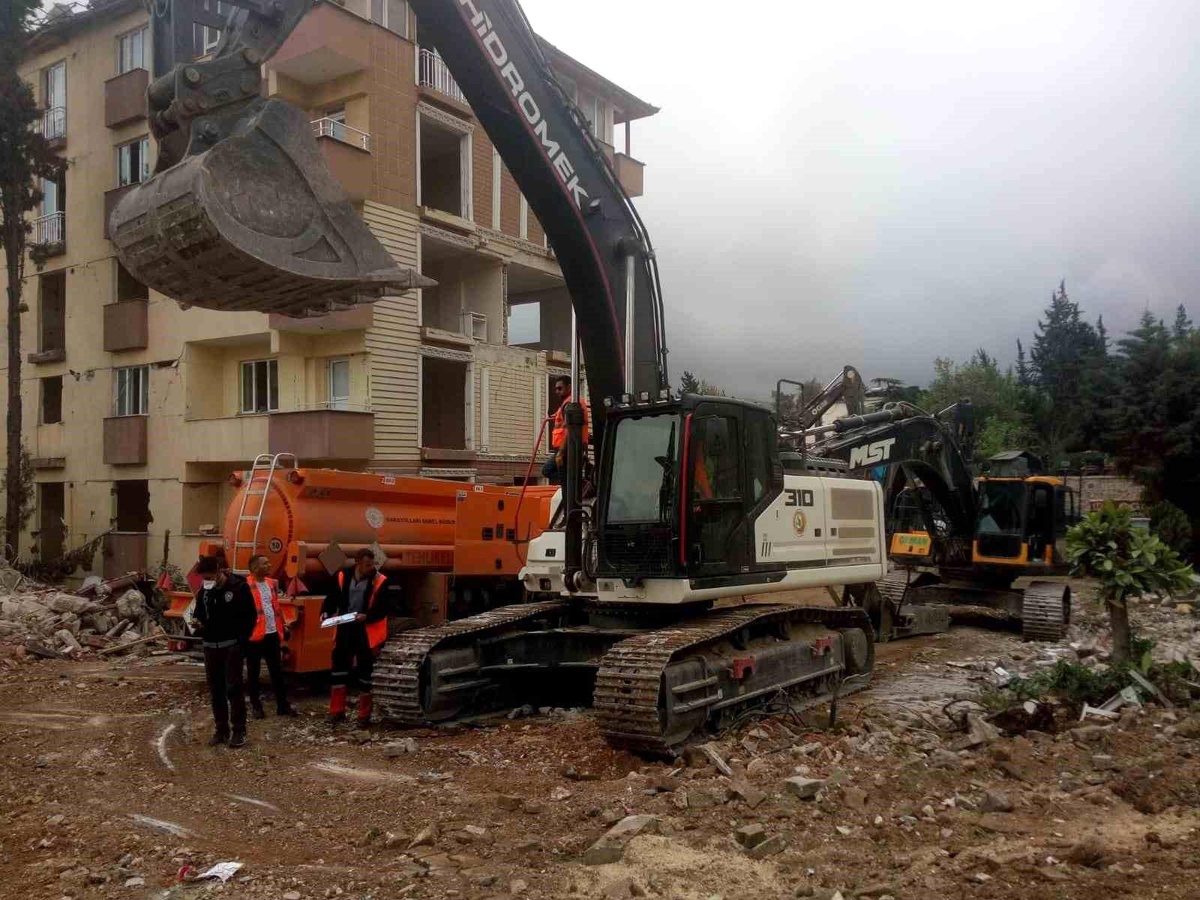 Orman personeli deprem bölgesinde yara sarıyor