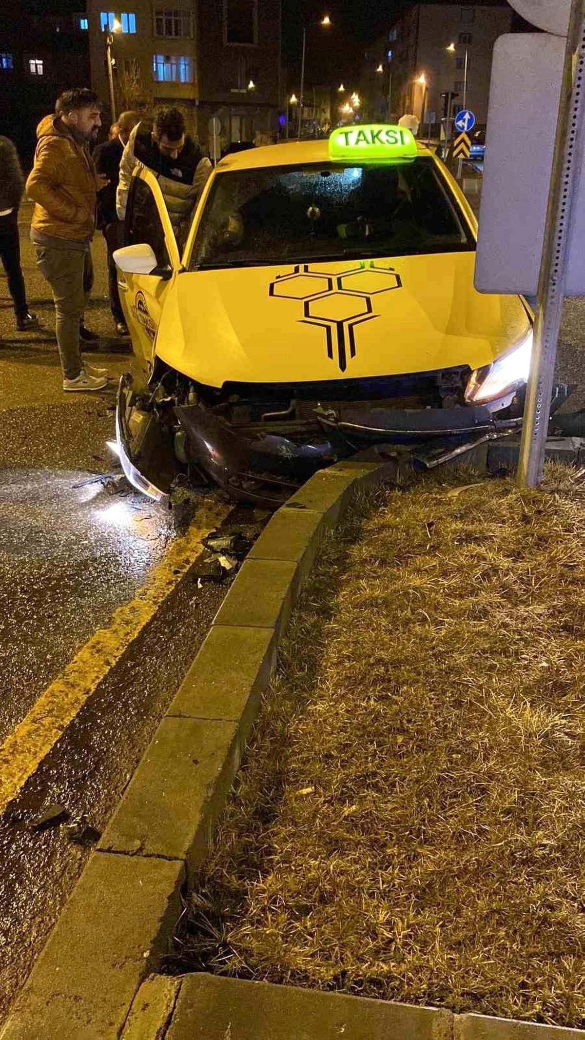 Otomobiller kavşakta kafa kafaya çarpıştı