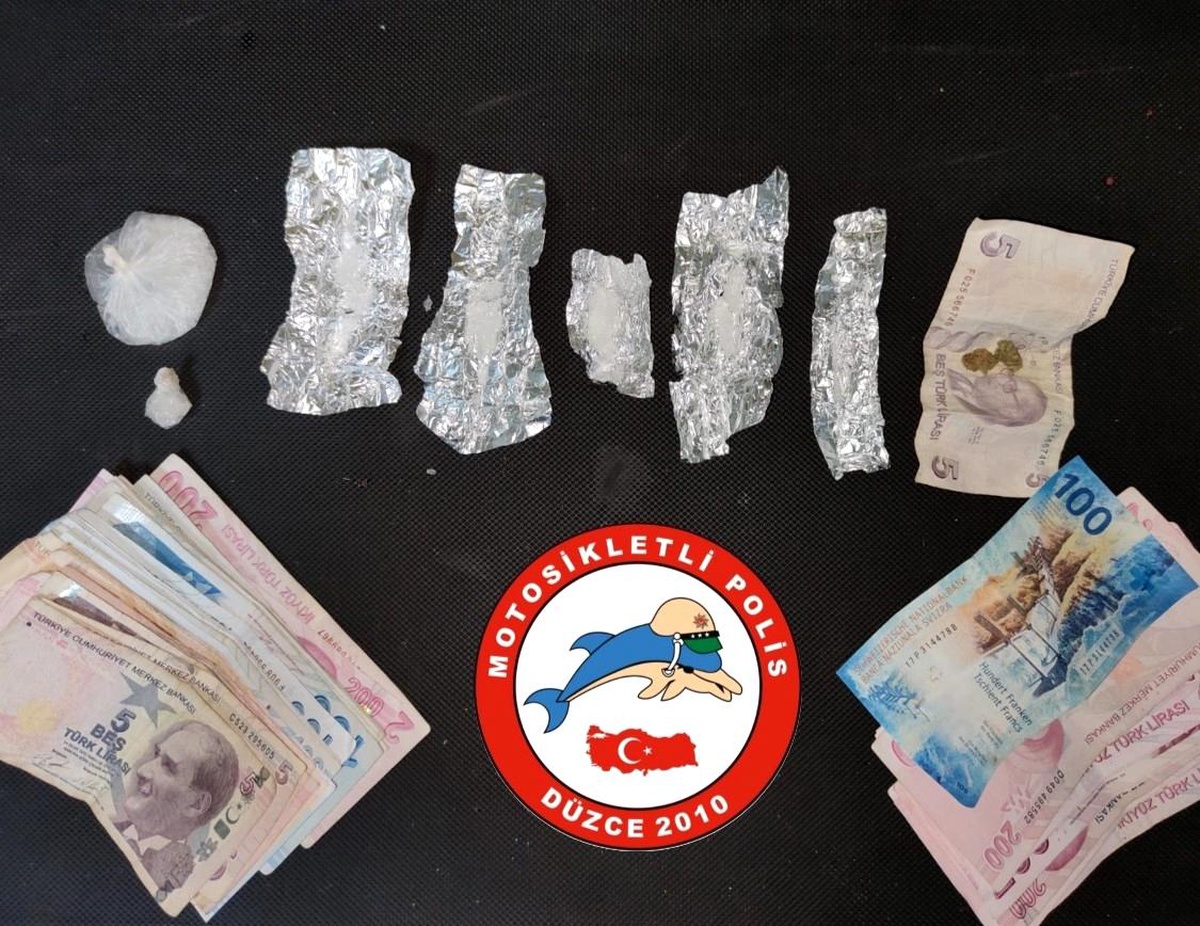 Polislerin huzur operasyonunda silah ve uyuşturucu ele geçirildi