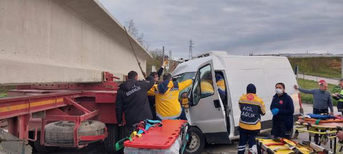 Samsun\'da TIR ile çarpışan minibüste depremzede aile yaralandı