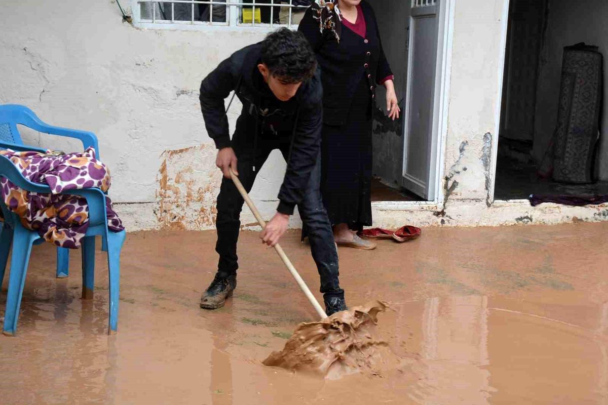 Selden zarar gören ailelere Kızılay\'dan yardım