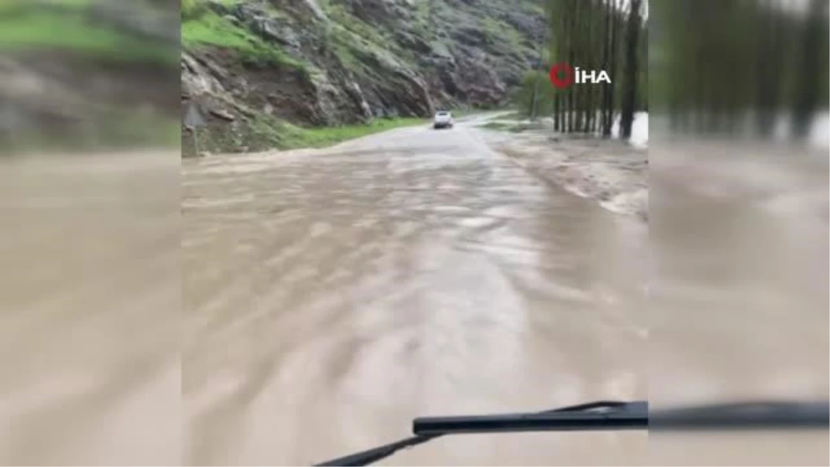 Şemdinli-Derecik karayolu sel nedeniyle kapatıldı